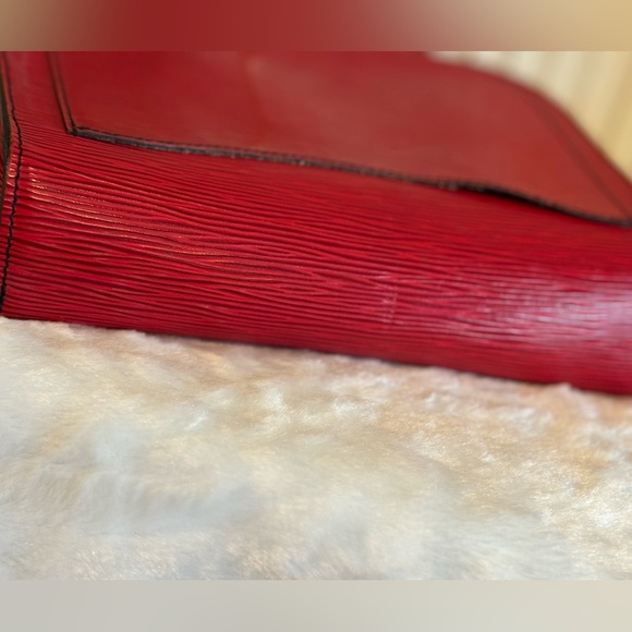 Louis Vuitton Epi Saint Cloud Shoulder bag/ Crossbody. Red - Picture 9 of 12